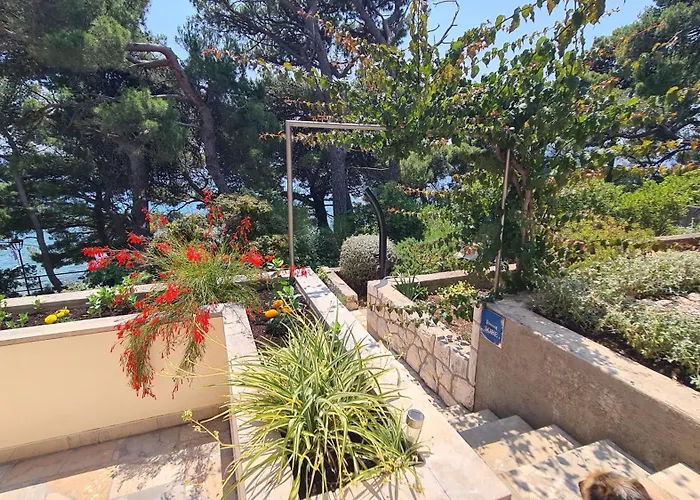 Boathouse Apartment *